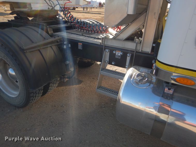 image for item DG0267 2013 Peterbilt 388 semi truck