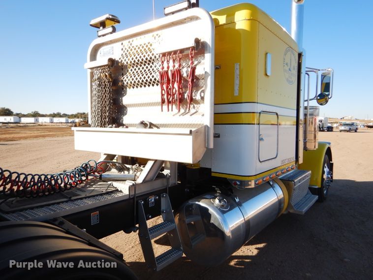 image for item DG0267 2013 Peterbilt 388 semi truck