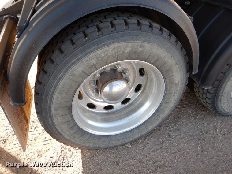 image for item DG0267 2013 Peterbilt 388 semi truck