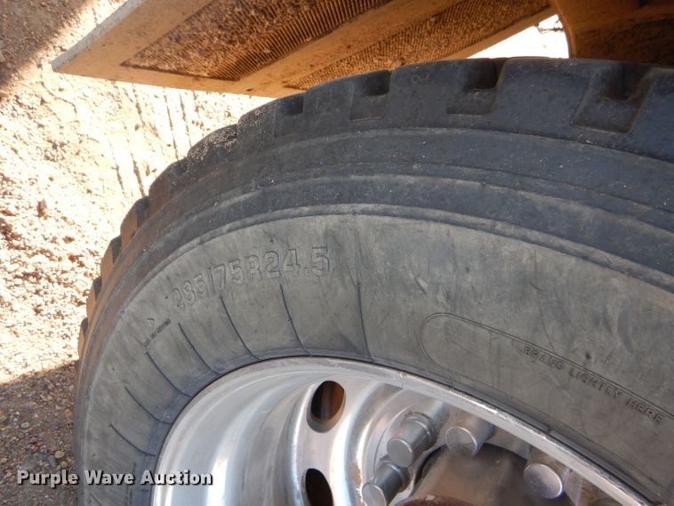 image for item DG0267 2013 Peterbilt 388 semi truck