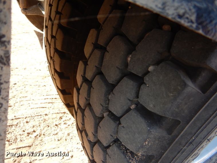 image for item DG0267 2013 Peterbilt 388 semi truck