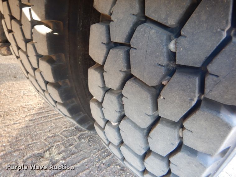 image for item DG0267 2013 Peterbilt 388 semi truck