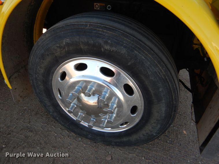 image for item DG0267 2013 Peterbilt 388 semi truck