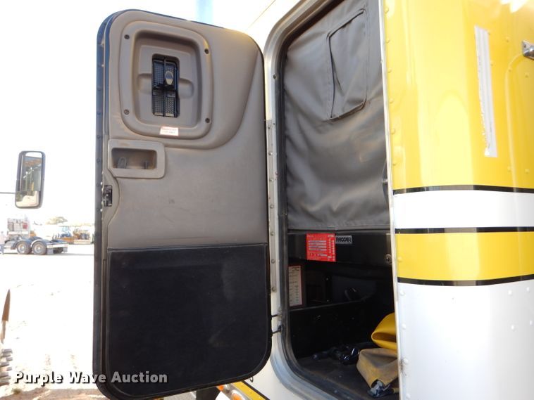 image for item DG0267 2013 Peterbilt 388 semi truck