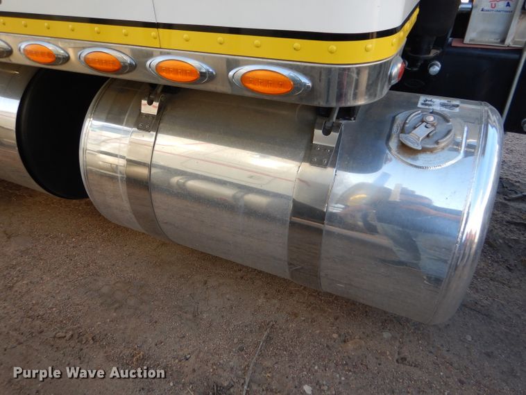 image for item DG0267 2013 Peterbilt 388 semi truck