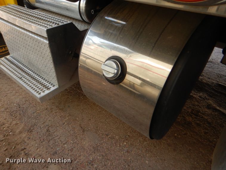 image for item DG0267 2013 Peterbilt 388 semi truck