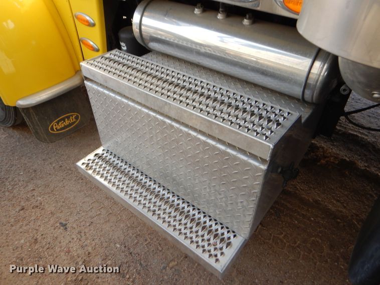 image for item DG0267 2013 Peterbilt 388 semi truck