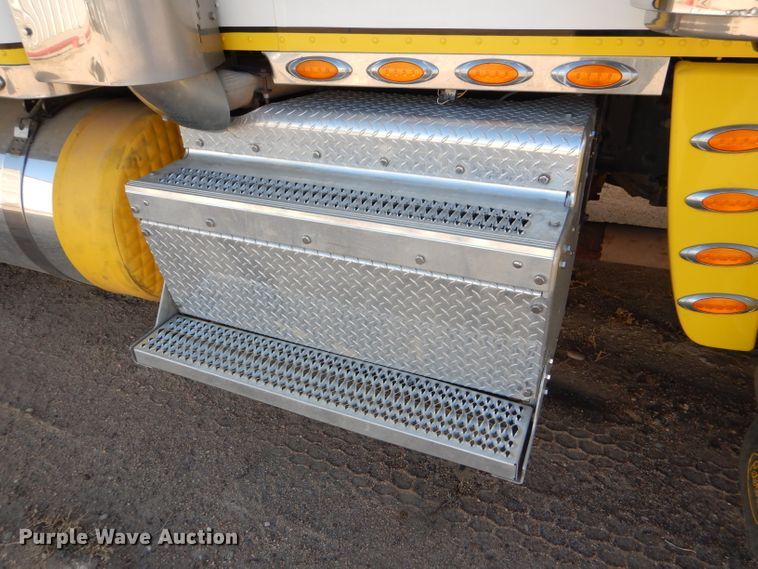 image for item DG0267 2013 Peterbilt 388 semi truck