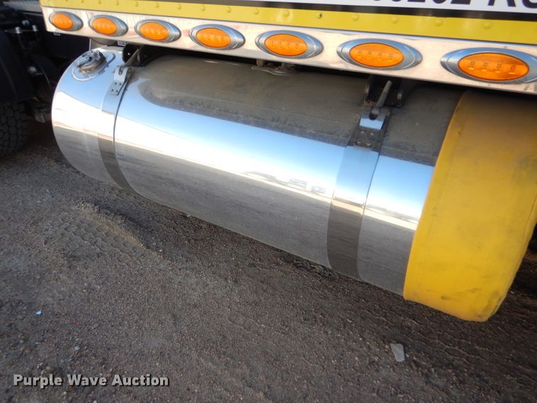 image for item DG0267 2013 Peterbilt 388 semi truck