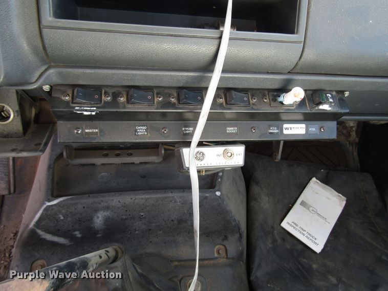 image for item DG0268 1997 GMC C8500 bucket truck