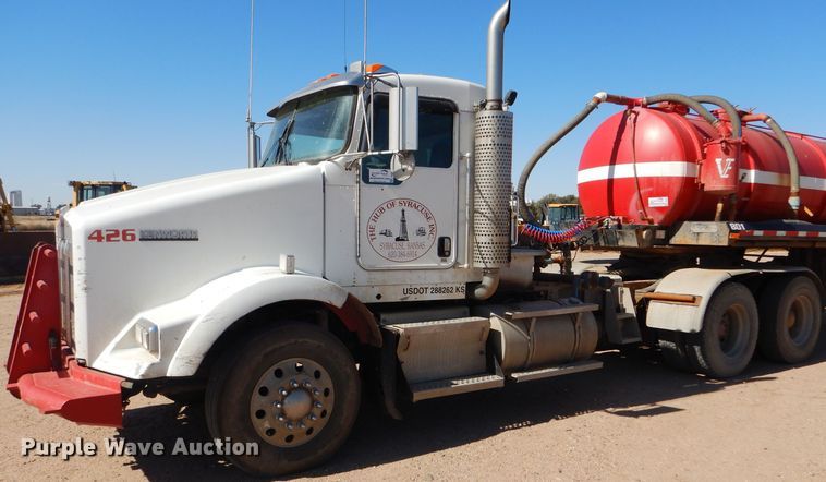 image for item DG0269 2007 Kenworth T800 semi truck