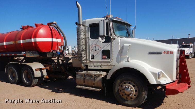 image for item DG0269 2007 Kenworth T800 semi truck