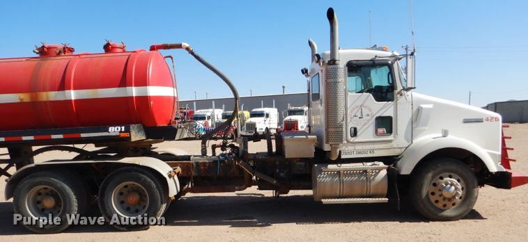 image for item DG0269 2007 Kenworth T800 semi truck