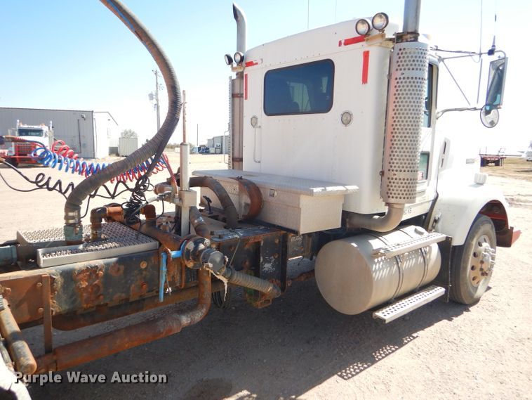 image for item DG0269 2007 Kenworth T800 semi truck