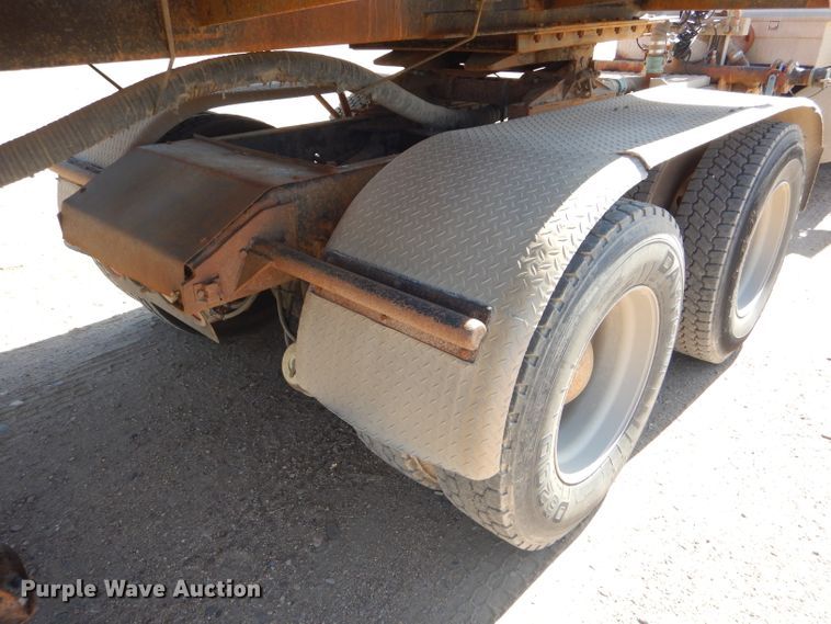 image for item DG0269 2007 Kenworth T800 semi truck