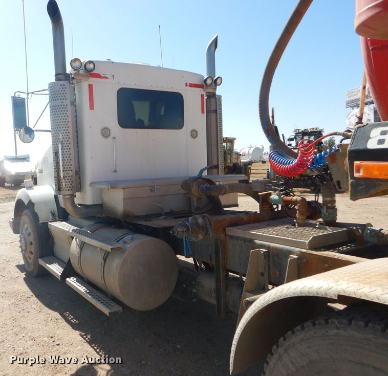 image for item DG0269 2007 Kenworth T800 semi truck