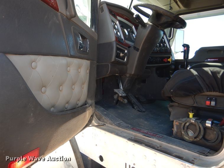 image for item DG0269 2007 Kenworth T800 semi truck