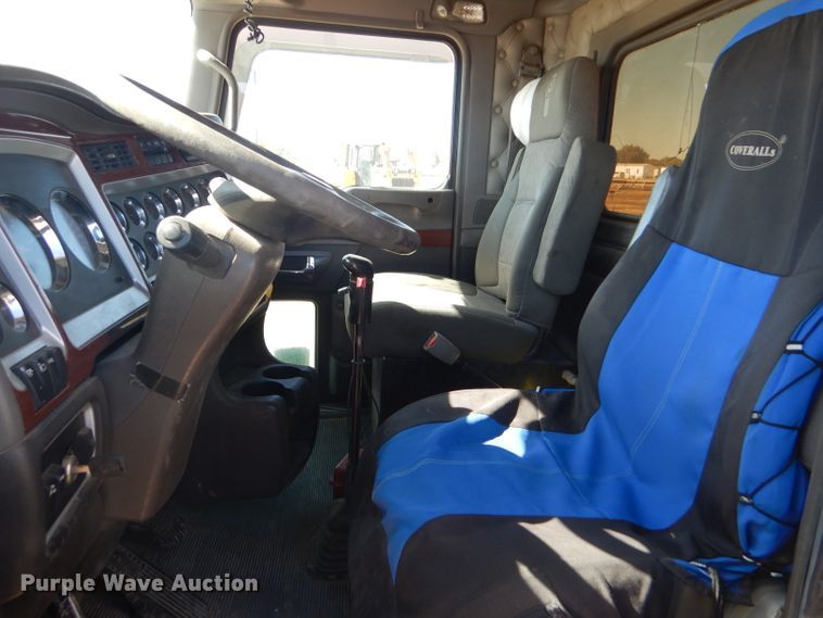 image for item DG0269 2007 Kenworth T800 semi truck