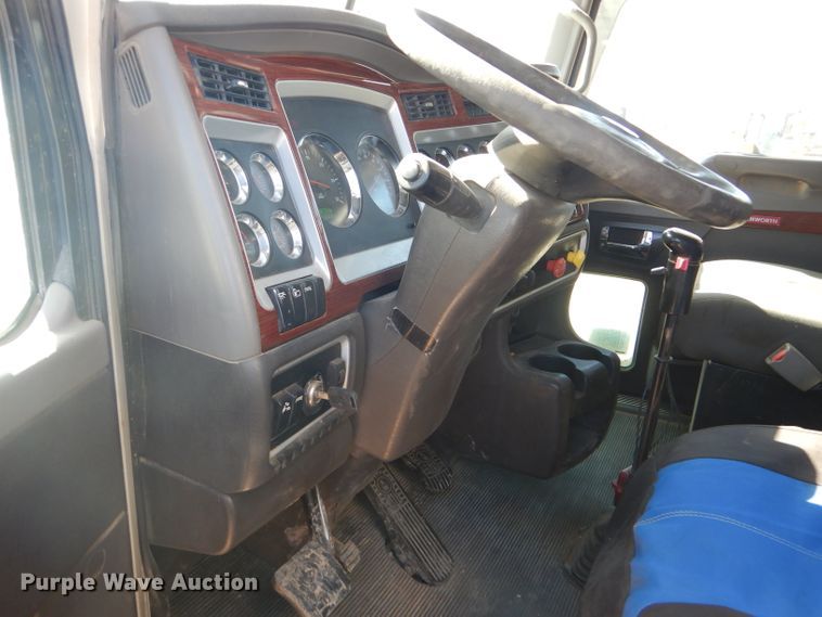 image for item DG0269 2007 Kenworth T800 semi truck