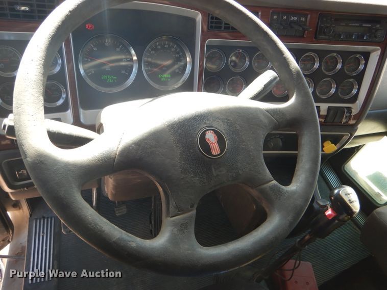 image for item DG0269 2007 Kenworth T800 semi truck