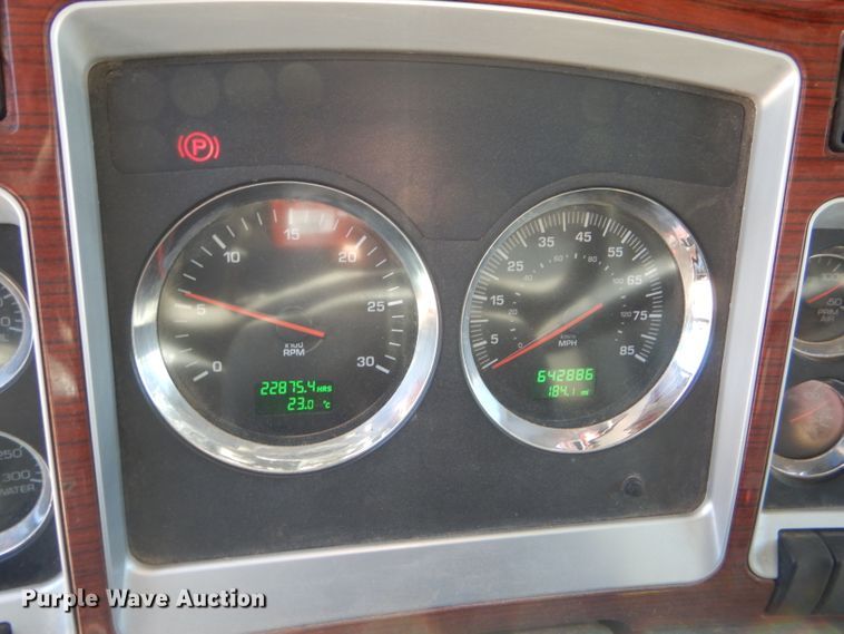 image for item DG0269 2007 Kenworth T800 semi truck