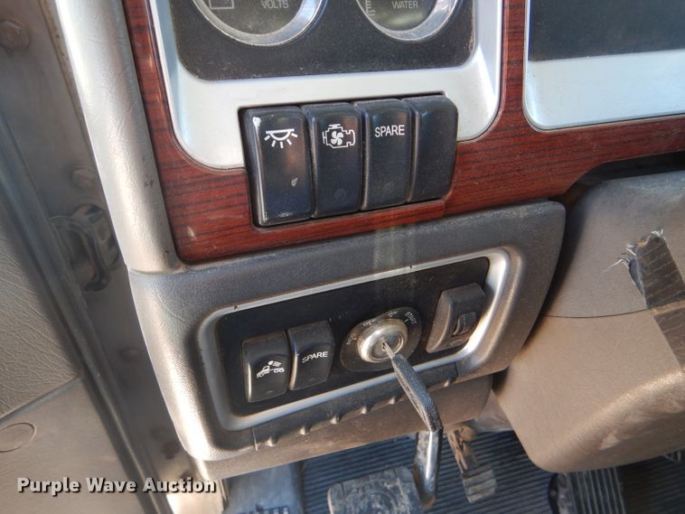 image for item DG0269 2007 Kenworth T800 semi truck