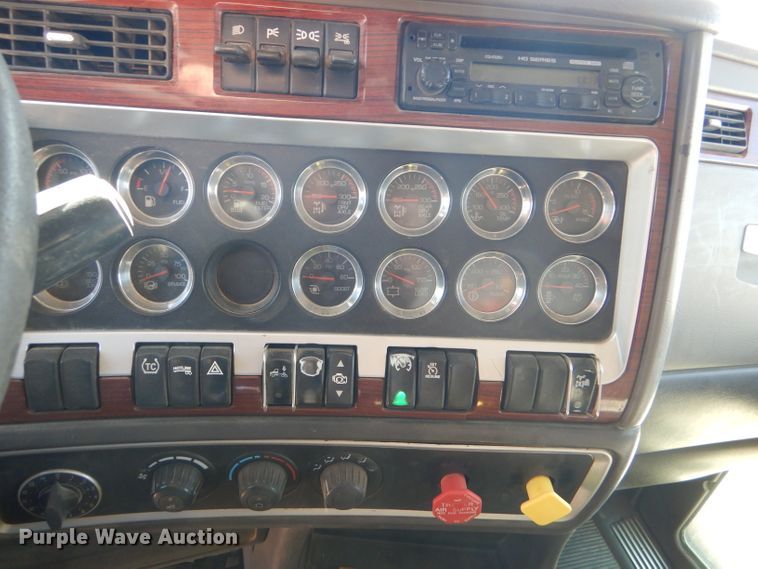 image for item DG0269 2007 Kenworth T800 semi truck