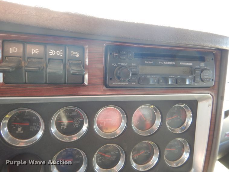 image for item DG0269 2007 Kenworth T800 semi truck