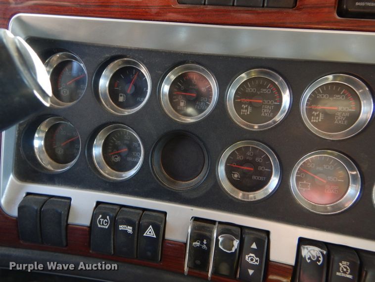 image for item DG0269 2007 Kenworth T800 semi truck