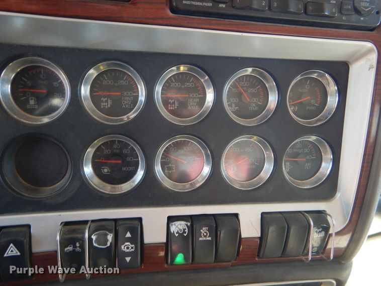 image for item DG0269 2007 Kenworth T800 semi truck