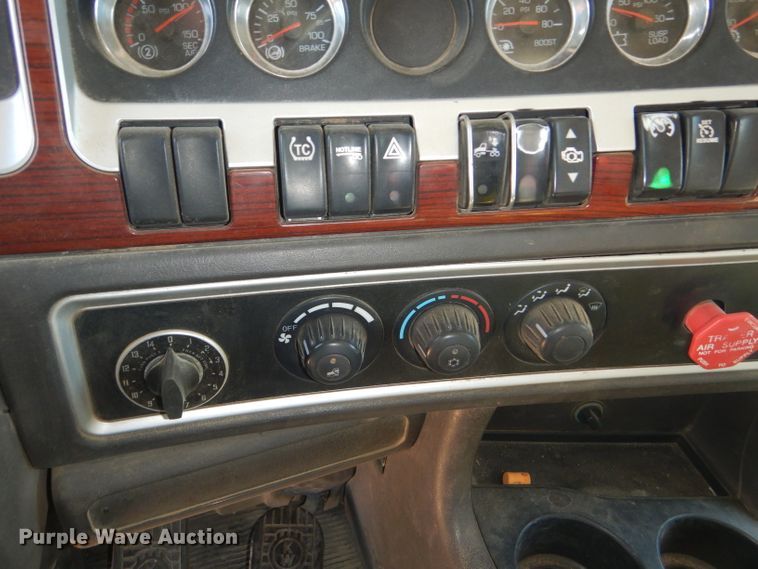 image for item DG0269 2007 Kenworth T800 semi truck