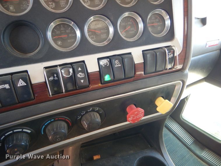 image for item DG0269 2007 Kenworth T800 semi truck