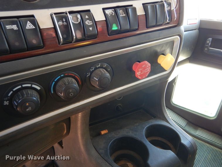 image for item DG0269 2007 Kenworth T800 semi truck