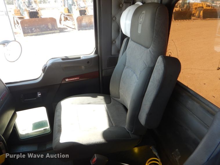 image for item DG0269 2007 Kenworth T800 semi truck