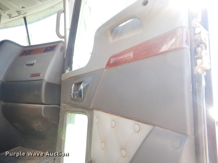 image for item DG0269 2007 Kenworth T800 semi truck