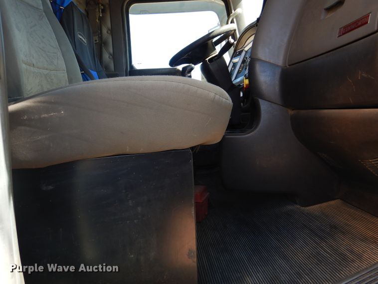 image for item DG0269 2007 Kenworth T800 semi truck