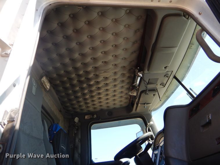 image for item DG0269 2007 Kenworth T800 semi truck