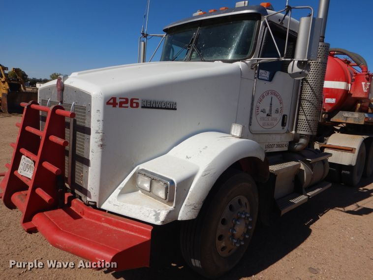 image for item DG0269 2007 Kenworth T800 semi truck