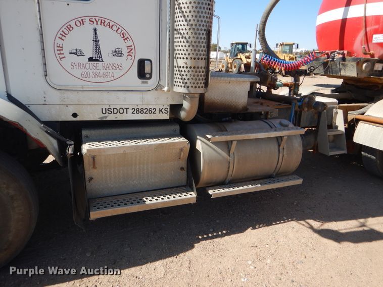 image for item DG0269 2007 Kenworth T800 semi truck