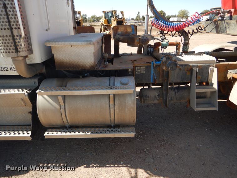 image for item DG0269 2007 Kenworth T800 semi truck