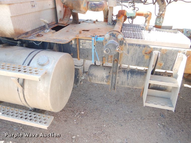 image for item DG0269 2007 Kenworth T800 semi truck