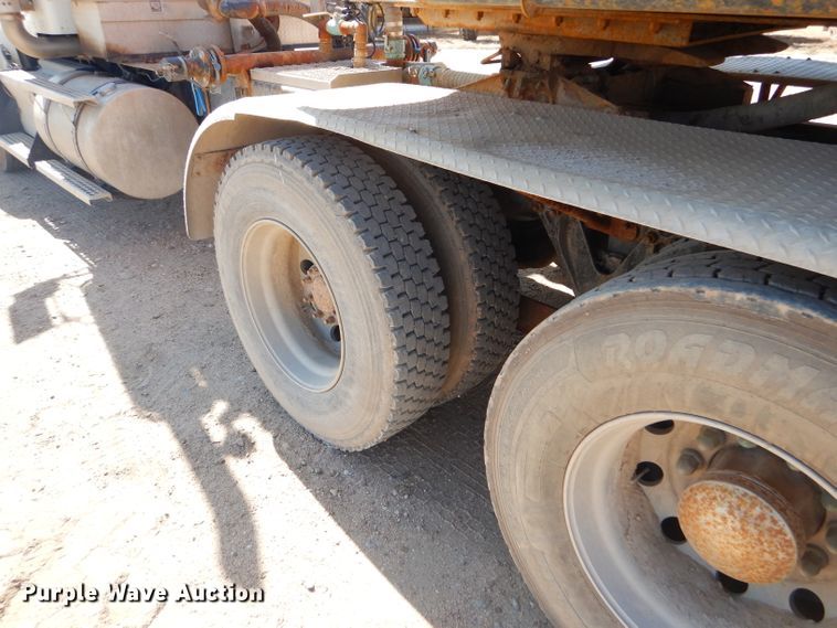 image for item DG0269 2007 Kenworth T800 semi truck