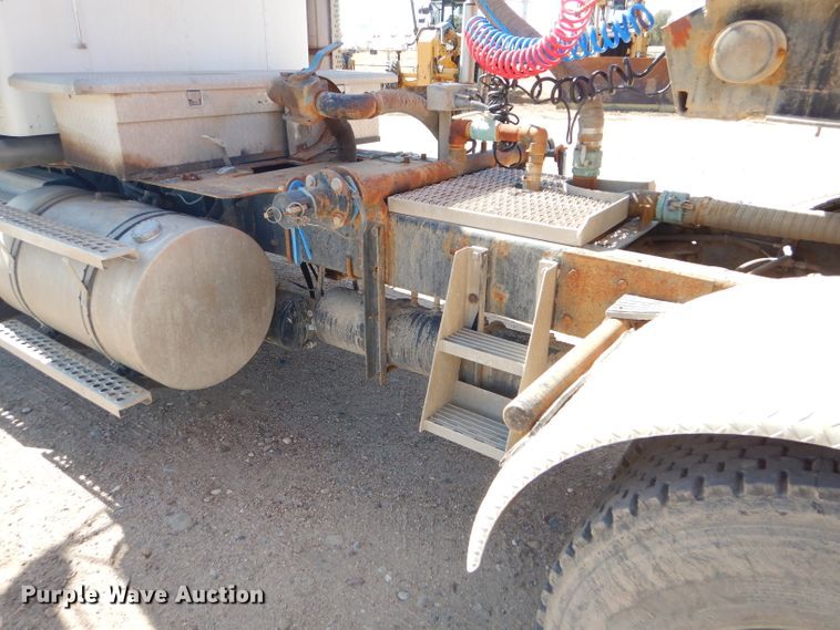 image for item DG0269 2007 Kenworth T800 semi truck