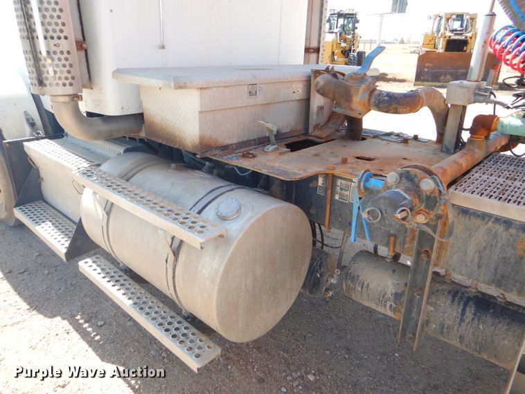 image for item DG0269 2007 Kenworth T800 semi truck