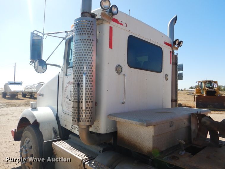 image for item DG0269 2007 Kenworth T800 semi truck