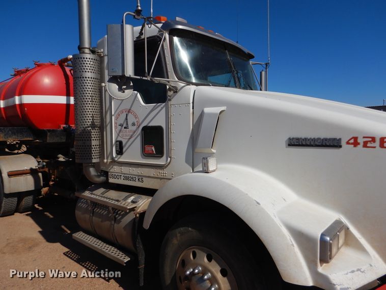 image for item DG0269 2007 Kenworth T800 semi truck