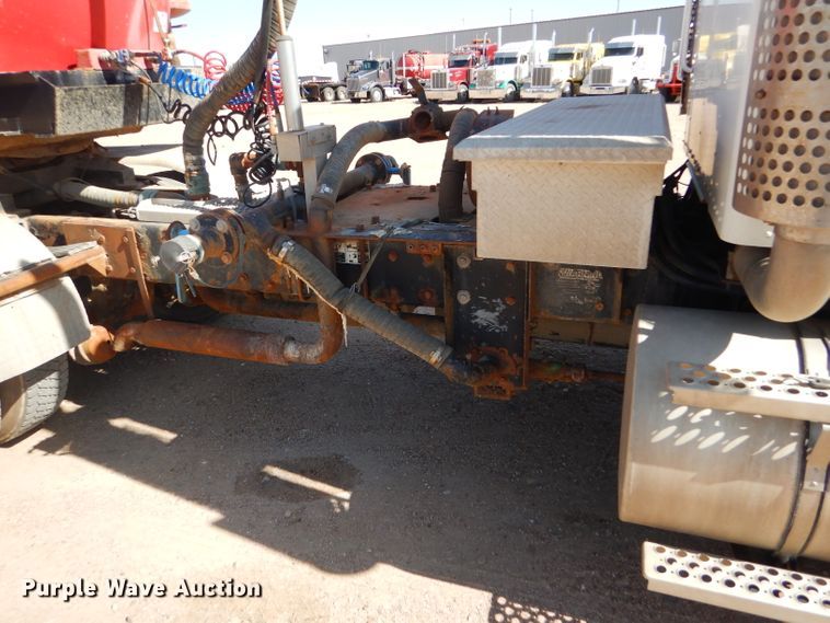 image for item DG0269 2007 Kenworth T800 semi truck