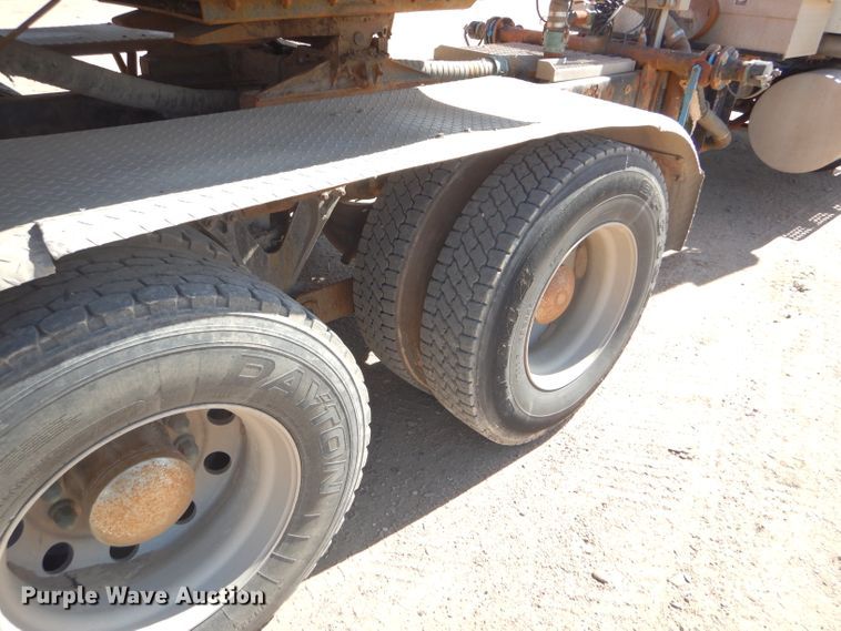 image for item DG0269 2007 Kenworth T800 semi truck