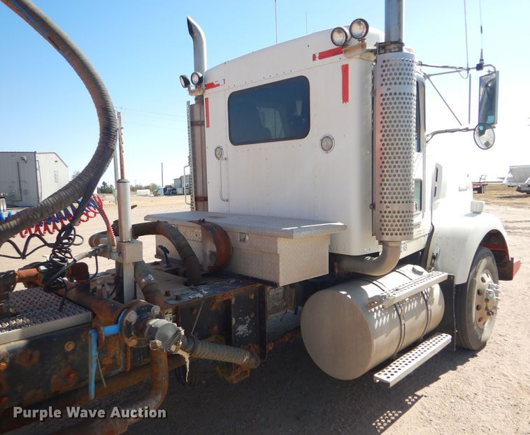 image for item DG0269 2007 Kenworth T800 semi truck