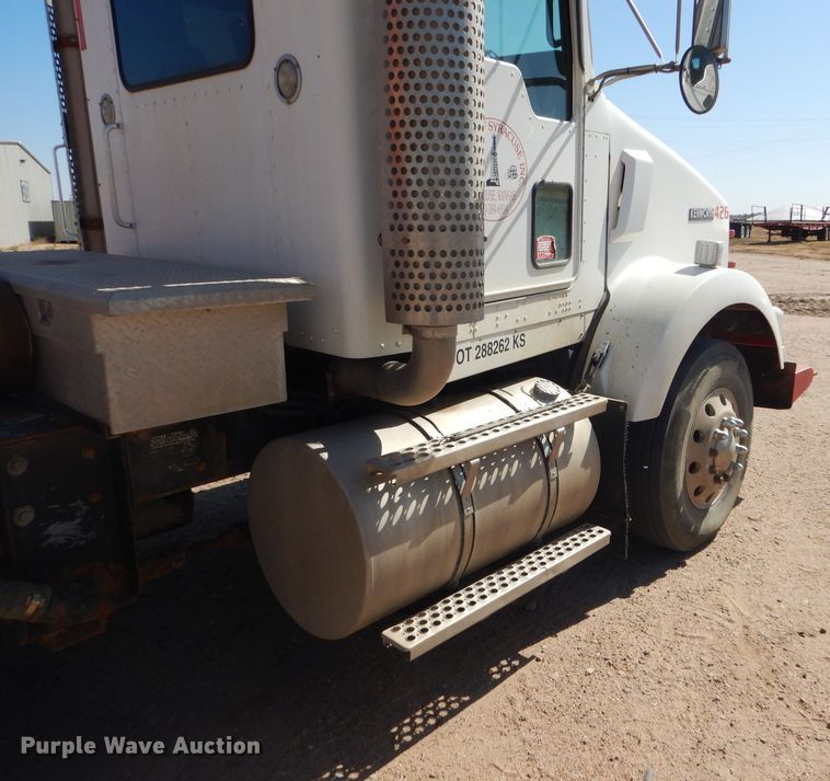 image for item DG0269 2007 Kenworth T800 semi truck